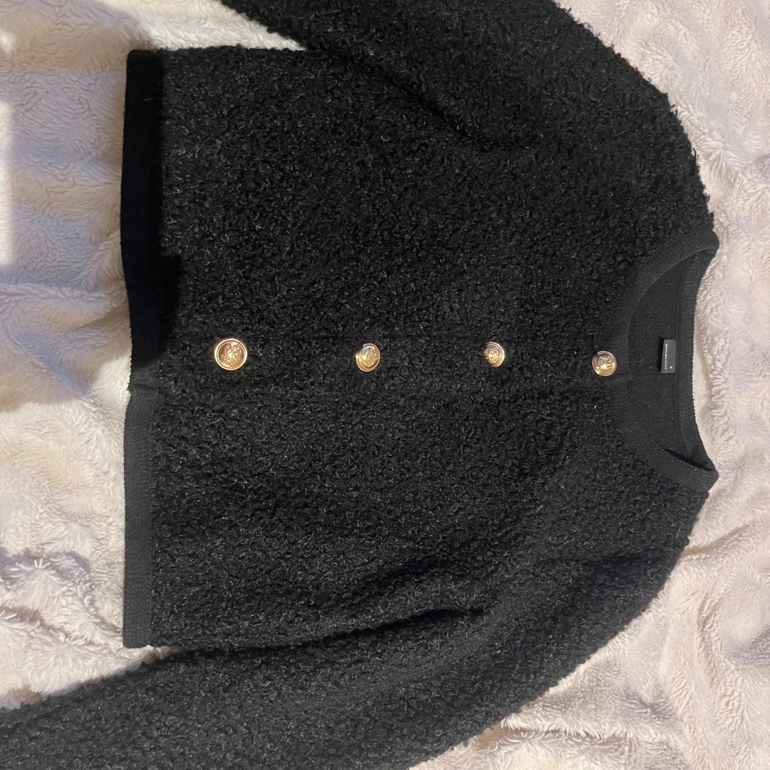 Svart kofta med guldknappar - 1