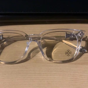 Chrome hearts blåljus glasögon - Fina chrome hearts glasögon till dig som vill sticka ut och skydda dina ögon mot blåljus. De är helt nya och du får allt på bild nmr 2.