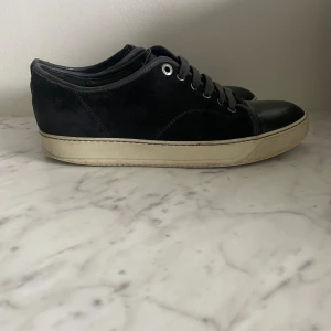 Lanvin  - Säljer ett par lanvin i uk 6 i färg marinblå (ser svarta ut pga ljuset) skorna är i okej skick och har lite små defekter har slitage på insidan men inga hål. Nypris 5000 mitt pris 2099 hör gärna av er för frågor
