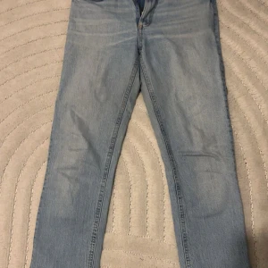 Ljusblå raka jeans med slits - Säljer ett par klassiska ljusblå jeans med rak passform, fem fickor och två slits på båda benen. Jeansen har normal midja och är tillverkade i slitstarkt denim. Perfekt för dig som gillar en enkel och tidlös stil. Köpte de från Zara för några år sedan så de har slutat sälja de!