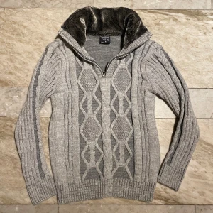 Tröja med päls - Skön half-zip med päls! St M! Hör av dig vid ytterligare frågor! Mvh Henry 