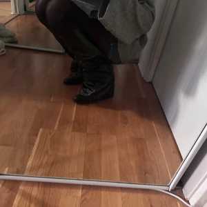 Shark boots  - Jag har egentligen sytt om den själv. Vita legwarmers ingår!💕💘 (de var lite stora för mig)