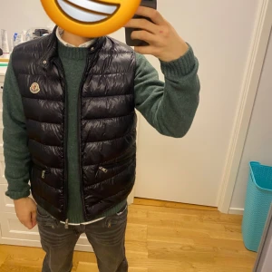 Moncler Gui väst - Hej! Säljer ej moncler gui väst i top skick!!! storlek Medium motsvarar storlek 4 men små i storleken modellen är 183 väger 68 skick 9,5/10 hör av er för mer info // 