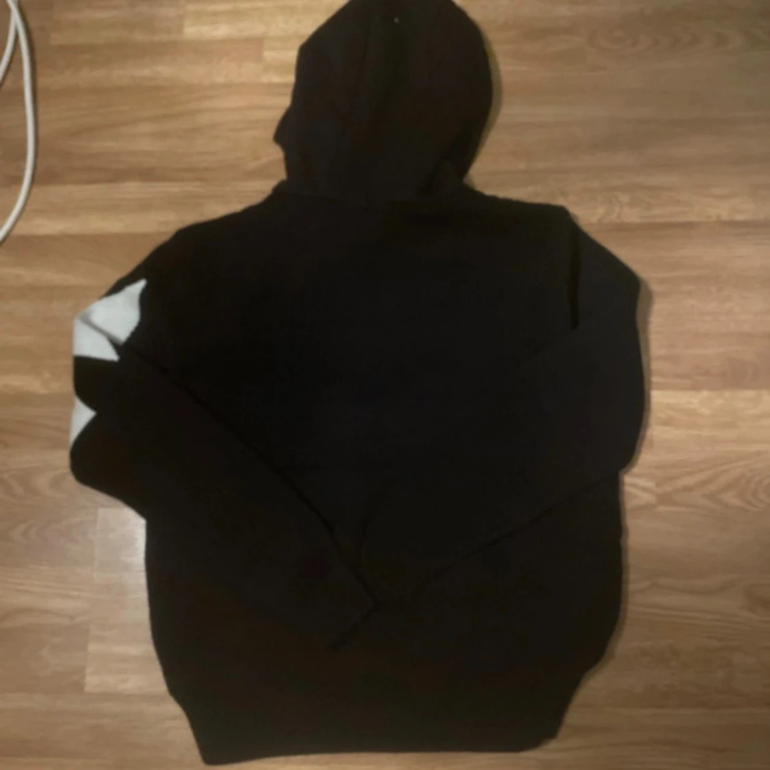 Svart pufferjacka med huva från Moncler - 1