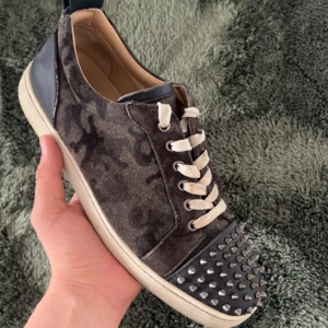 Christian Louboutin  - Säljer dessa sjukta feta loubs i okej skick, box och dustbag ingår. Skorna är äkta och de kan garanteras.