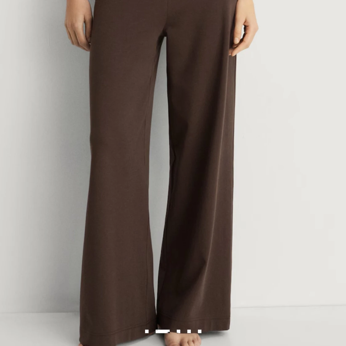 Brun v-ringad t-shirt i bomull m matchande byxor  - 3