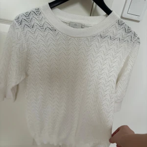 Vit stickad topp från Kaffe - Superfin vit stickad topp från Kaffe med korta ärmar och snyggt hålmönster i zickzack. Rund halsringning, ger en fräsch look och en clean stil. Pris kan diskuteras!!