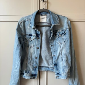 Ljusblå jeansjacka - Säljer denna ljusblå jeansjackan!🥰 Använd men ändå i bra skick!