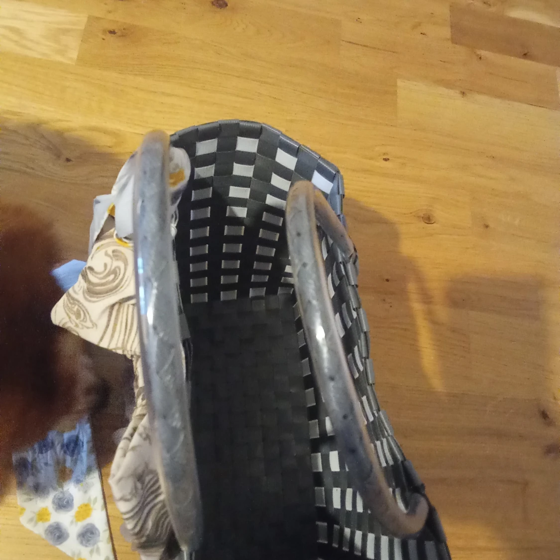 Svartvit shoppingväska med rosett och blommor - 3