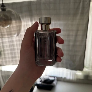 Prada L'Homme Eau de Toilette 50ml - Prada L'Homme är en modern och sensuell parfym med maskulint kryddiga noter som kombineras med varma och runda ackord. Parfymen släpper loss din inre rebell och omsluter dig med en mystisk aura hela dagen.  Säljer då jag köpte helt fel och tänkte så om någon annan var suger på denna , gag endast sprutats några gånger för att se om jag gillat den. Nypris 1000kr    Doftfamilj – Trä/Chypre  Toppnoter – Neroli och Svartpeppar  Mellannoter – Viol, Geranium och Iris   Basnoter – Patchouli och Cederträ