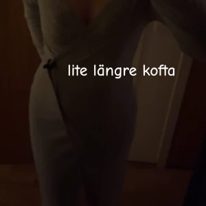 Ljusgrå omlottkofta  - Säljer en lite längre ljusgrå kofta (har inte knyt utan jag hade en liten klämma där men de är frivilligt😁)