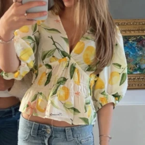 fin blus❣️ - jätte söt blus från h&m som inte säljs längre!💕 använda endast 1 gång