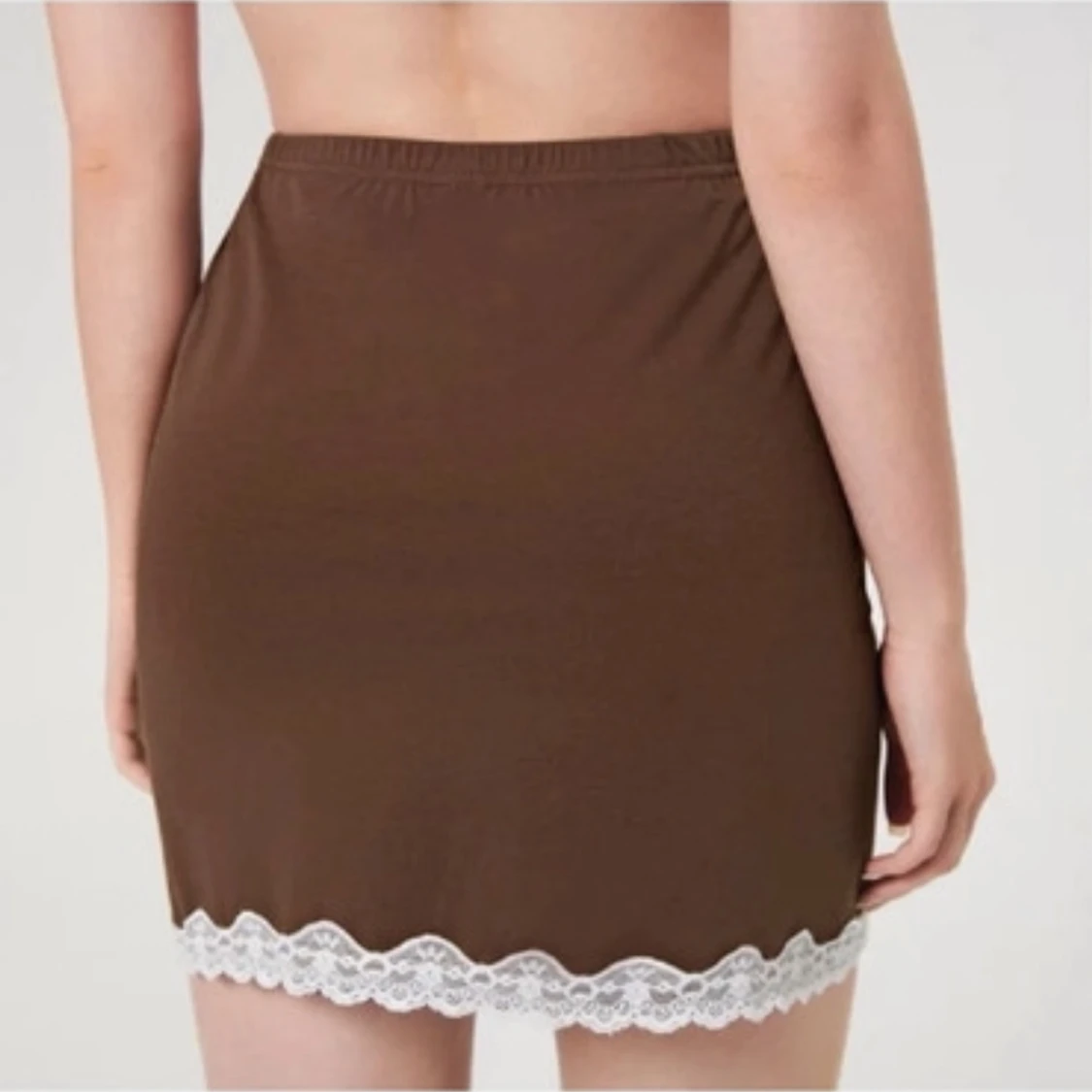 Brun kortkjol med vit spets - 1