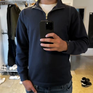 Mörkblå half zip från Topman - Mörkblå half zip från Topman i storlek XS. Skick 8/10 Hör av dig om du har några frågor✌️