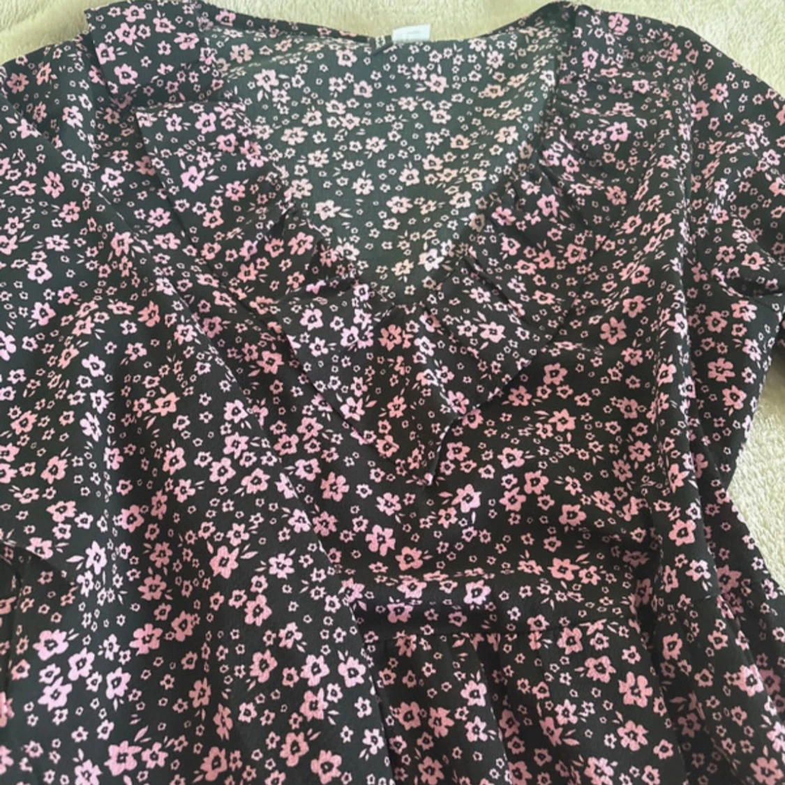 Svart blommig kortklänning med rosa - 1