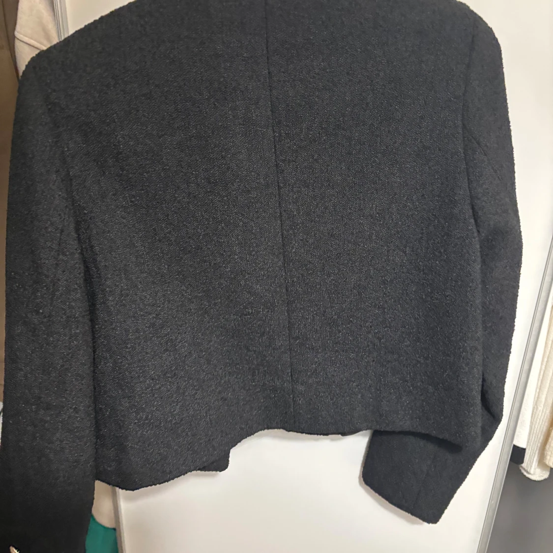 Svart kavaj med guldknappar från H&M - 1