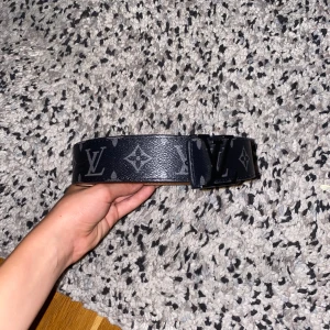 Fet rutig bälte. - Bra skick den har täcken på användning men går att använda 