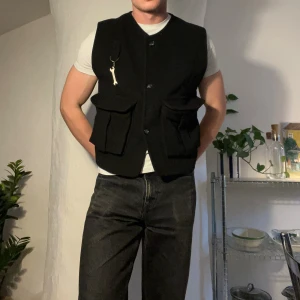 L’homme rouge Väst - Croppad ytter-väst från L’homme rouge. Kul liten skiftnyckels-accessoar. Otroligt skick. (Återpublicerat plagg) 