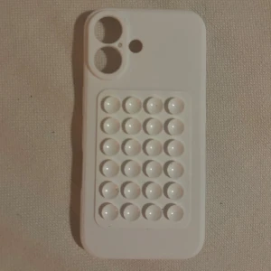 Mobilskal med sugpropp  - Mobil skal med trendiga sugpropps detaljen, aldrig användt då jag råkade beställa till fel modell av telefon jag har. 