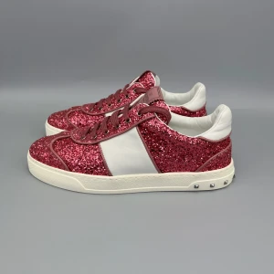 Valentino Flycrew Rosa Glitter - • Skorna är använda 1-2 gånger och i nyskick  • Storlek: 37.5  • Färg: Rosa Glitter  • Nypris i butik: ~5000SEK (tillverkas inte längre)  • Endast skorna medföljer