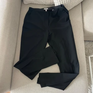 Kostymbyxor  - Kostymbyxor från HM. En tråd har släppt lite ( se bild 3 ), men går lätt att lösa på egen hand. Nypris 349kr. Köparen står för frakten. Pris kan diskuteras vid snabb affär.