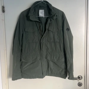 Grön fieldjacket J.Lindeberg - Snygg grön field jacket from j.lindeberg. Perfekt för höst eller vår. 9/10 condition. Nypris ca 3500kr 