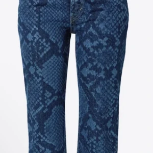 Blå jeans med ormmönster - Unika blå jeans med coolt ormmönster i olika blå nyanser. Byxorna har klassisk jeansmodell med raka ben och normal passform. Perfekta för dig som vill sticka ut med en edgy look.