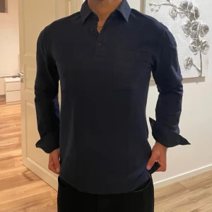 Långärmad piké - Säljes i rätt bra skick. Framhäver axlar och passar till både sommaren och hösten. Passar strl M främst men även S.