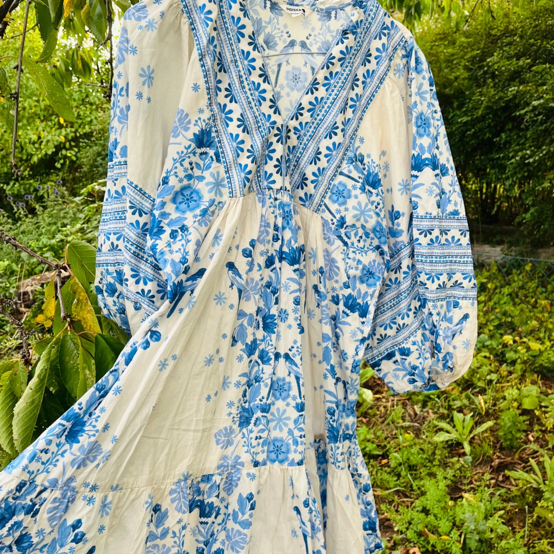 Blåvit blommig långklänning