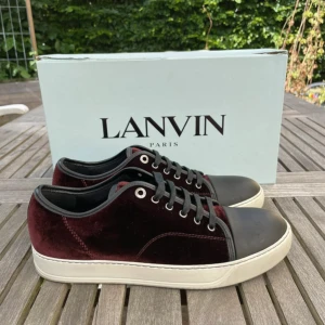 Lanvins - Snygga sneakers från Lanvin i vinröd sammet med svarta detaljer. Väldigt unika och otroligt skick, samt dustbag och box. 