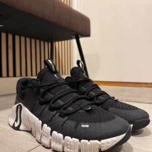 Nike Free Run svart/vit sneakers - Svarta Nike Free Run sneakers med vit, chunky sula och svart mesh-överdel. Skorna har snörning och tydlig Nike-logga på sidan. Lätta och flexibla med sportig vibe, perfekta för dig som gillar streetstyle och träning. Nypris 1600, nyskick
