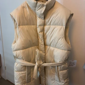 Vit väst - Vit väst från ASOS med band! Etikett finns kvar! 