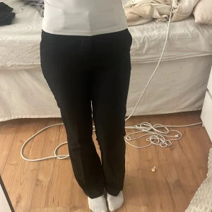 Svarta kostymbyxor - Säljer ett par svarta kostymbyxor köpta från Bikbok för ett tag sen, dem är i storlek 34. Inga skador eller något 