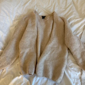 Populär Lindex kofta  - Beige kofta från Lindex. Storlek M-L sitter som en S-M🥰 Väldigt fint skick och sparsamt använt