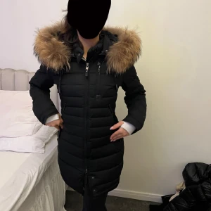 Cedrico jacka - Vinterjacka från Cedrico, utmärkt skick då den nästan är oanvänd. Köpt för 6499kr. Sänker priset vid snabbaffär, finns i Stockholm om man vill mötas.