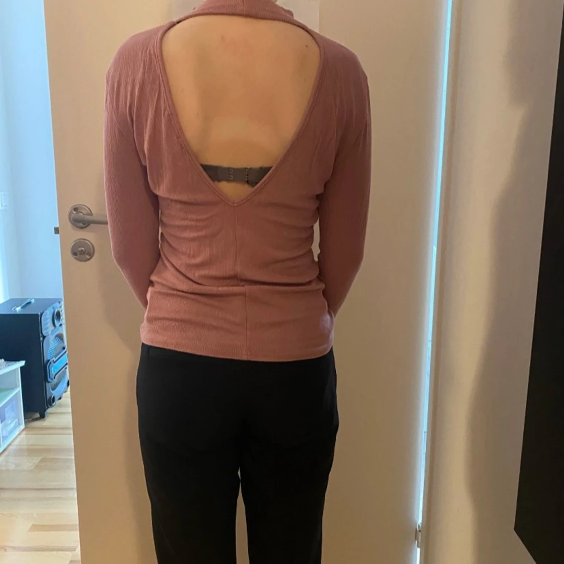 Rosa ribbad långärmad topp med öppen rygg - 2