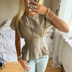 Blus - Världens sötaste topp/blus, kommer inte till användning❤️ Har en liten defekt men den syns inte vid användning!!