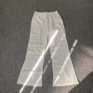 Vita linnebyxor med snörning - Snygga vita linnebyxor med breda ben och elastisk midja med snörning. Inte kommit till användning.