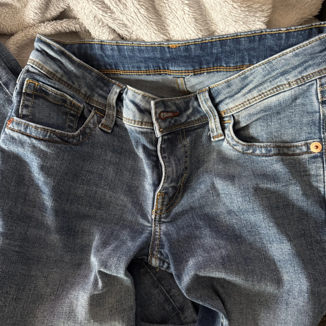 Blå bootcut jeans med broderad ficka - 2