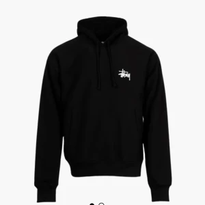 Svart Stussy hoodie med logga - Nypris 4165. Svart hoodie från Stussy med vit logga på bröstet och stor logga på ryggen. Klassisk streetwear-stil med huva och snörning, ribbade muddar och mjukt material. Perfekt för dig som gillar enkel men snygg design.