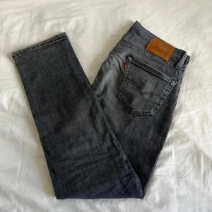 Levis 511 31/32 - Levi’s jeans 511 i färgen grå. Storlek 31/32. Sitter möjligen rakare än vanliga 511or. Fint skick, nypris 1099, köp för endast 349kr