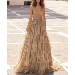 Guldig klänning från Tarik Ediz  - Säljer en magisk långklänning i guld med glittrigt tyg och flera lager volanger. Balklänning från exklusiva designern Tarik Ediz ✨ En fantastisk klänning i lyxig design som nypris ligger på ca 20 000 kr. Den är endast använd 2 gånger och är i mycket fint skick. Perfekt för bal, gala eller andra speciella tillfällen där du vill glänsa lite extra. 