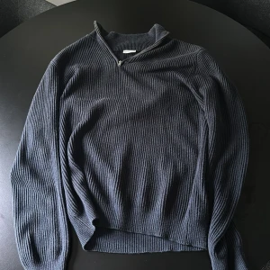 Mörkblå stickad half zip från John Henric - Mörkblå ribbstickad tröja från John Henric med half zip-dragkedja och hög krage. Jävligt skön å snygg tröja passar me typ en skjorta eller tisha under. Nypris 900kr mitt pris 250 går att pruta. Vid frågor tveka inte! 