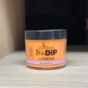 EzFlow TruDIP Dip Powder Orange - EzFlow TruDIP Dip Powder i en intensiv orange nyans, perfekt för att skapa snygga akrylnaglar, detta är ett dipping powder. Pulvret kommer i en rund plastburk med svart lock och innehåller 56 g. . Har lite repor/damm på förpackningen pga att den legat med öppnade burkar, men inga problem med produkten