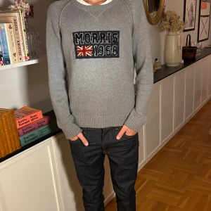 Morris grå stickad tröja  - Riktigt skön stickad Morris tröja i storlek S, passar perfekt under en overshirt eller quiltad väst nu till hösten! Tröjan har inga märkbara tecken på användning. Nypris omkring 1199kr, vårt pris endast 399kr!