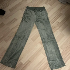Mjukis  - Säljer mina gröna juciy couture byxor då som ej används. Dessa är bara provade och aldrig använda mer än 1 gång. 