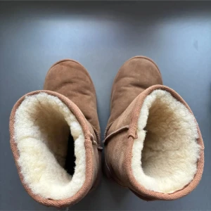 Super söta uggs! - Jättefina lite högre uggs i storlek 40! Inga större defekter, ullen set som ny ut