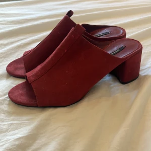 Röda mockasandaler med klack storlek 38 - Snygga röda sandaler från Zara Basic i mocka med öppen tå och bred klack. Minimalt använda, mestadels legat i garderoben 🌸