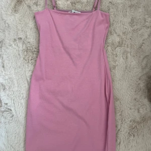 Rosa miniklänning - Säljer min rosa tajta klänning som jag använde en kväll och kom inte till någon mer användning. Helt nytt skick💘 den är M men passar mig som bär 36/S och även 34/XS