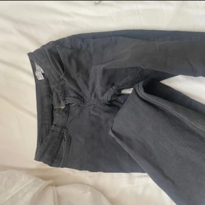 Svarta lågmidjade jeans - Klassiska svarta lågmidjade jeans som är bootcut